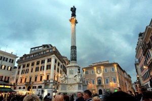 Plac Hiszpanski w Rzymie - pomnik Niepokalanie Poczetej Maryi